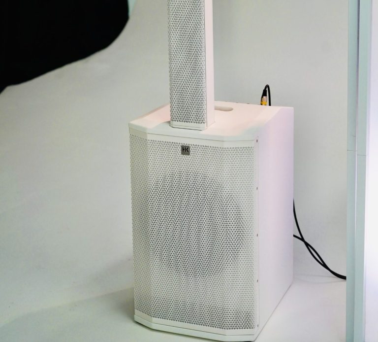 DJ NIIMU Hochzeits Musikanlage Weiß Zwei schlanke, weiße Lautsprecher mit Höhen- und Tieftonbassboxen.