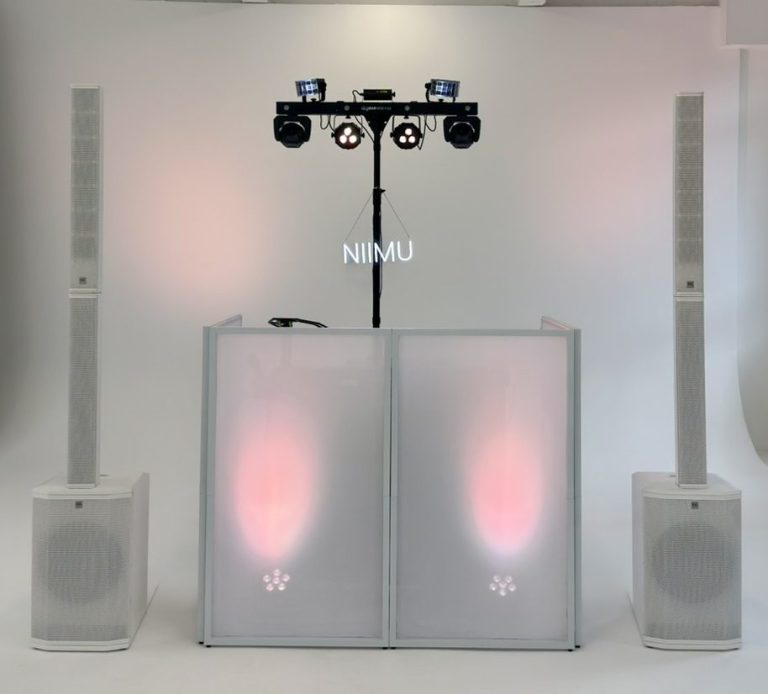 DJ NIIMU im Borussia Park Ein DJ steht an seinem Mischpult vor bunten Lichtern und einer beleuchteten Kulisse.