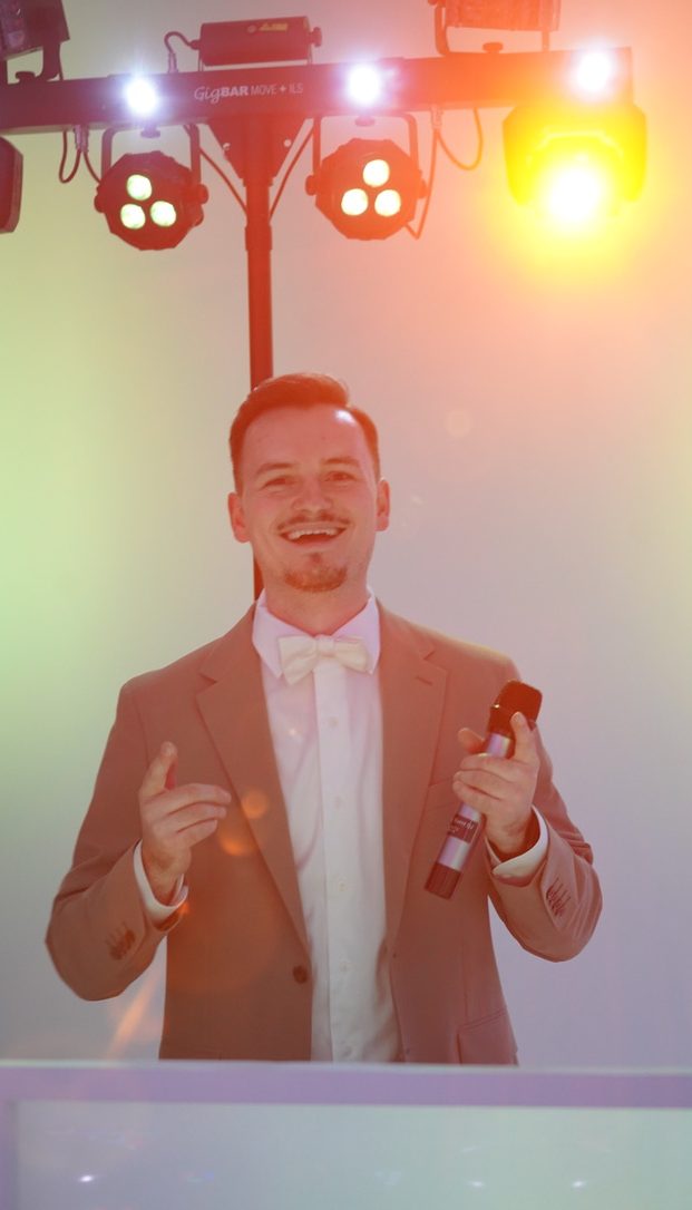 DJ NIIMU EVENT DJ-Setup mit Teilnehmern bei einer Veranstaltung in einem modernen Raum.